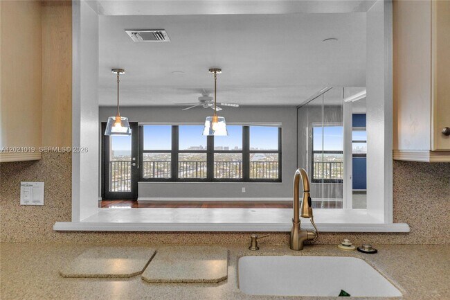 Building Photo - 3200 Port Royale Dr N