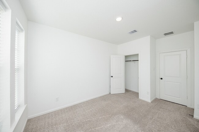 Building Photo - 42514 Summer Crst Rd