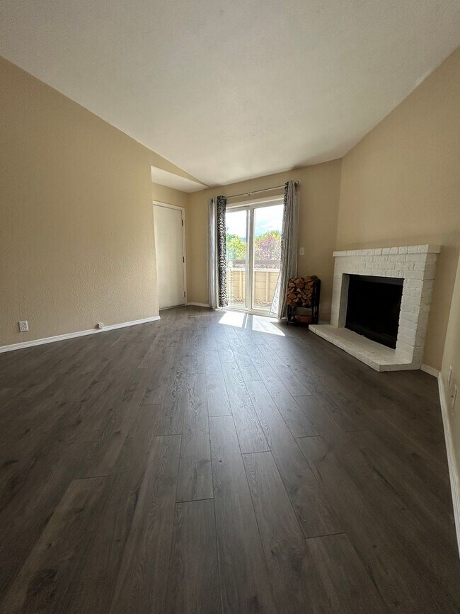Building Photo - AVAILABLE 8/11 -  2 bed / 2 bath rennovate...