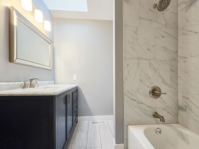 Building Photo - Modern Luxury: 4-Bed, 4.5-Bath Fully Remodeled Home