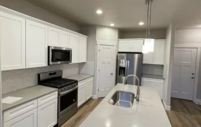 Building Photo - Spacious 3-Bedroom End-Unit Townhome in He...