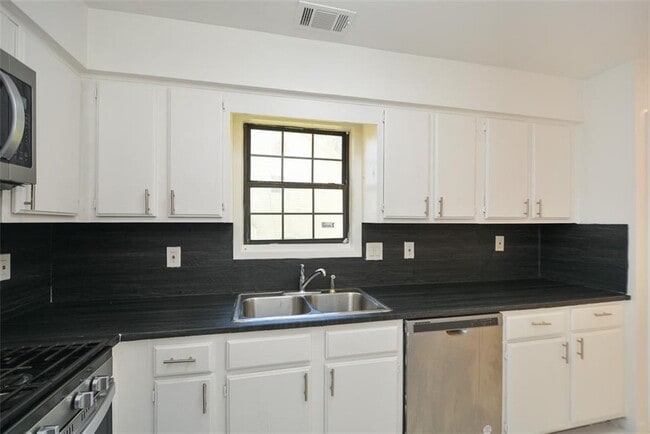 Building Photo - 160 Timber Creek Ln SW
