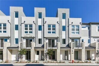 Building Photo - 1418 S Urbana St