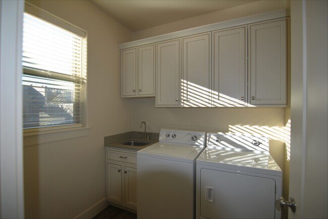 Building Photo - 1704/1706 Danny Boy Lane Duplex