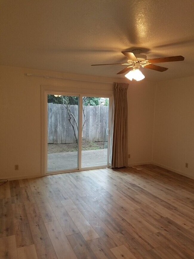 Building Photo - Spacious 4 Bedroom, 2 Bathroom Jacksonville Home