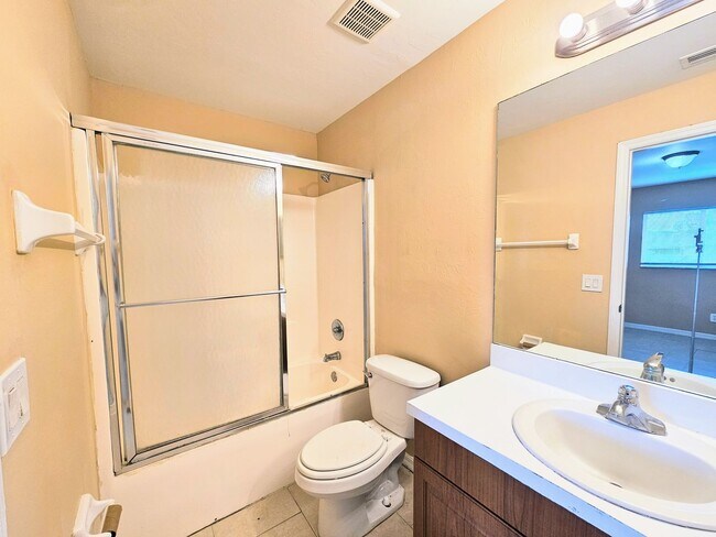 Building Photo - Move-in Ready 3 BR & 2 BA