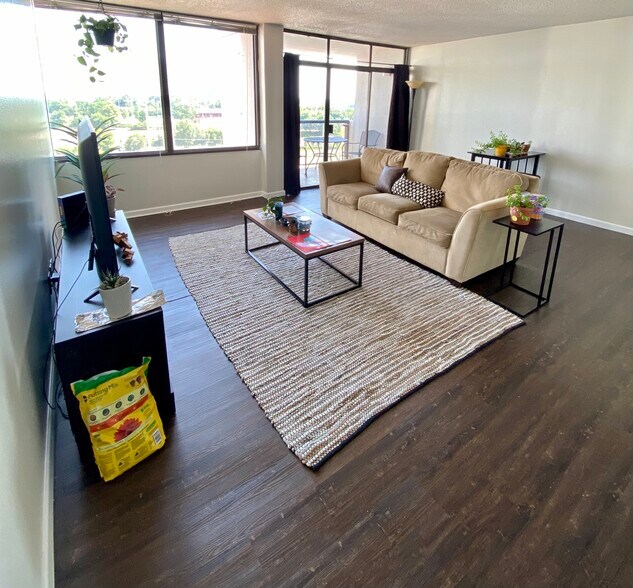 Building Photo - 450 W 7th St