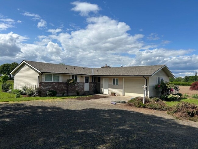 Building Photo - Molalla Country Home