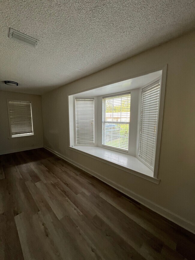 Building Photo - 1178 Murray Dr