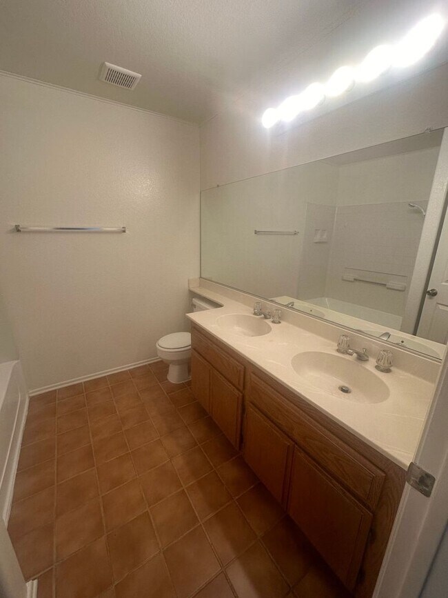 Building Photo - 5 BEDROOM, 2 STORY,SPACIOUS VICTORVILLE HOME! NEAR MALL!