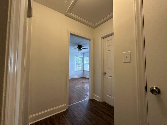 Building Photo - Large Brick Home with Beautiful Interior!