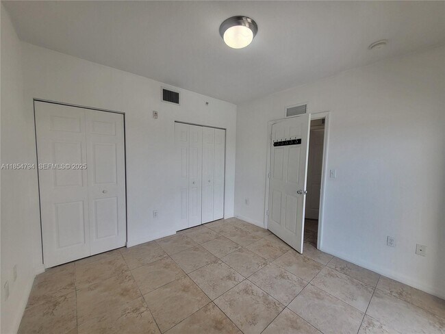 Building Photo - 435 SW 12th Ave