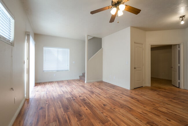 Building Photo - Open Five bedroom, three bath townhome for...