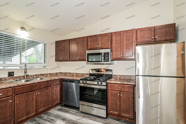 Building Photo - 585 Versailles Dr