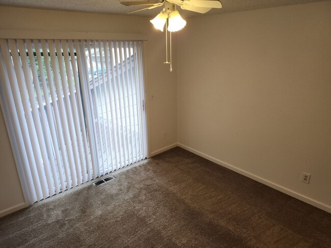 Building Photo - 2 bed 1.75 bath apartment close to JBER.