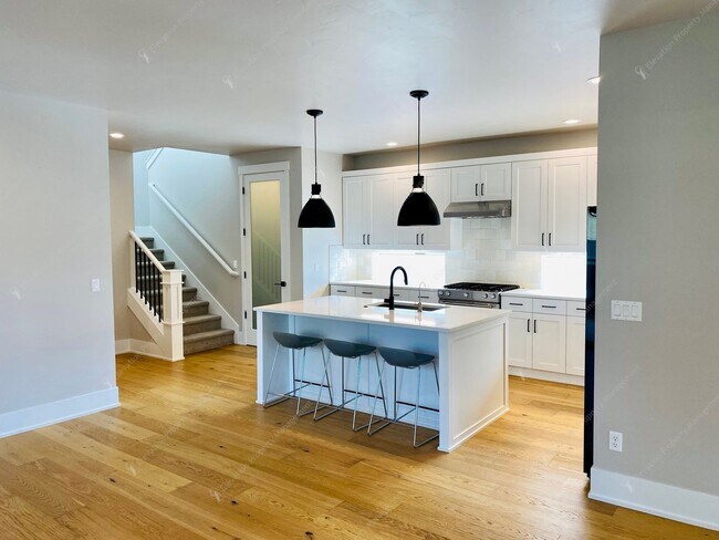 Building Photo - Craftsman Charm Meets Modern Luxury in Summit West