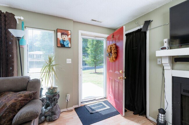 Building Photo - 2501 Grandview Cir