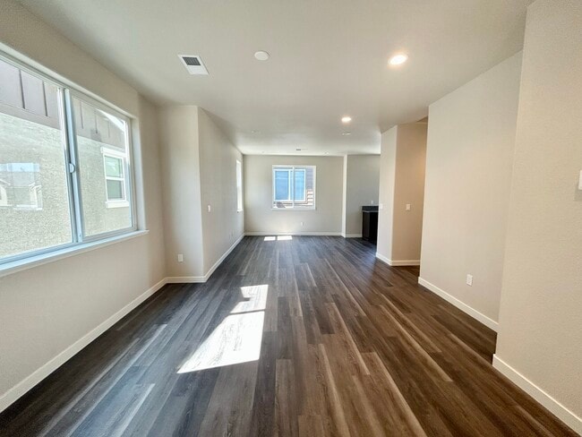 Building Photo - 916 Summer Ct