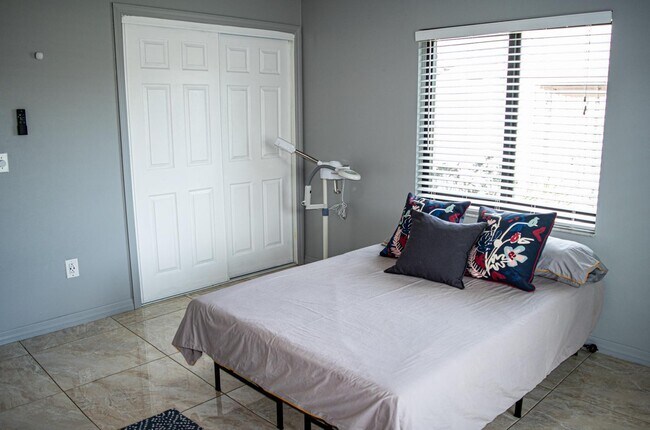 Building Photo - 5432 Sandhurst Cir S