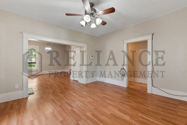 Building Photo - 1923 N Burns Ave