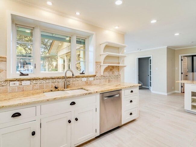 Building Photo - 404 Almarion Dr