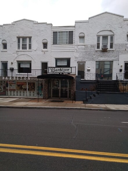 Middle Level Apt. with front entrance view - 7527 Forsyth Blvd