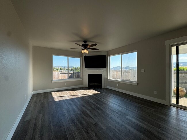 Building Photo - Beautiful 3 Bedroom 2 Story Home in Cul de...
