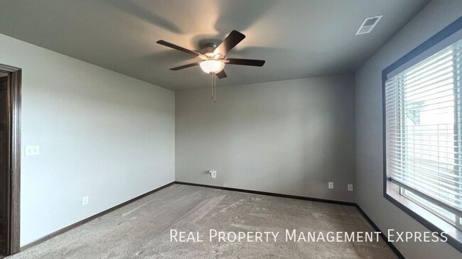 Building Photo - Modern 3 Bed, 2.5 Bath with Loft | Located...