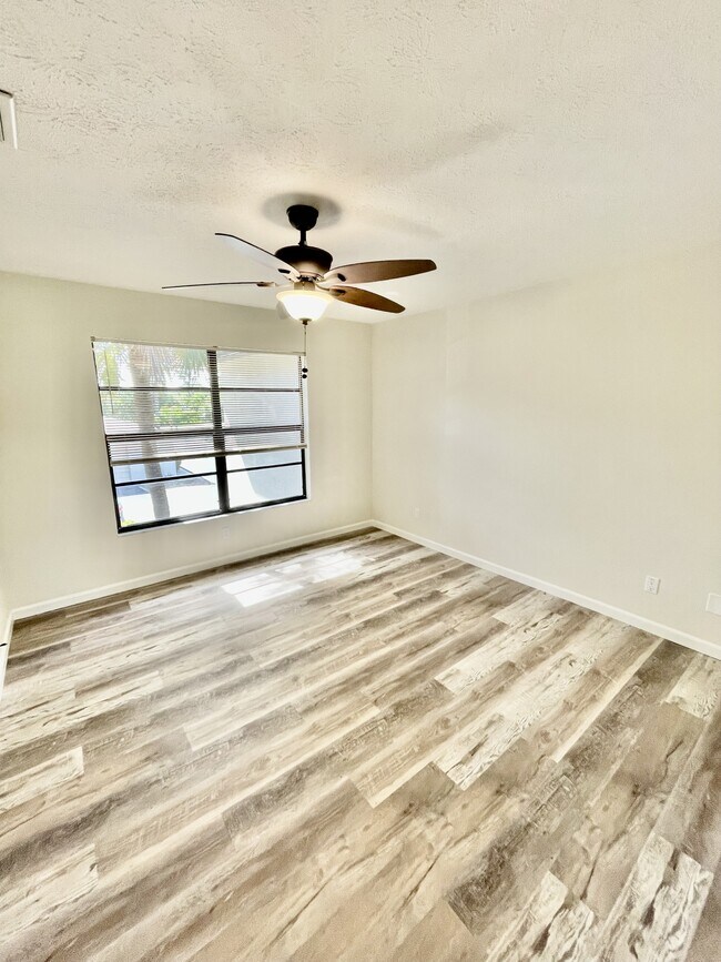 Building Photo - 12498 Riverside Dr