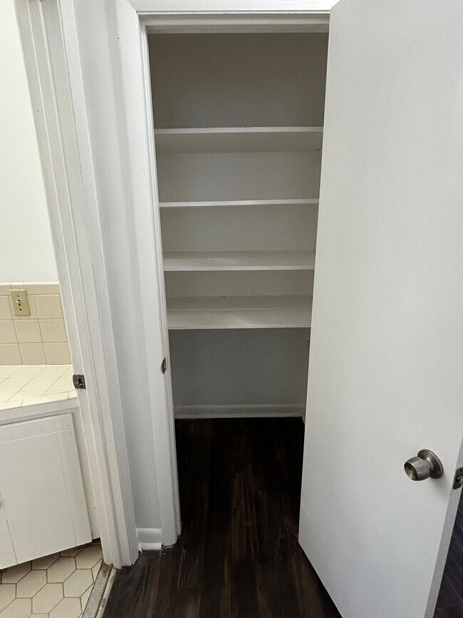 Building Photo - 4762 Trenton Dr