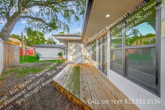 Building Photo - 3333 Calumet St