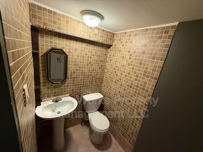 Building Photo - 554 West Ct