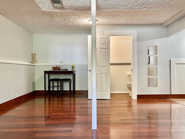 Building Photo - Updated and spacious! Ready for move in!