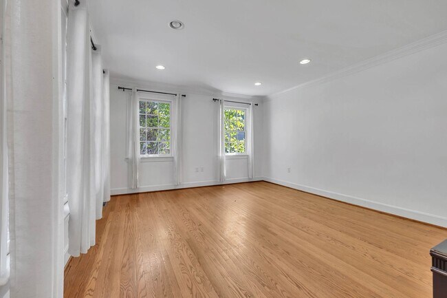 Building Photo - Beautifully maintained and move-in ready 5BR home with a basement