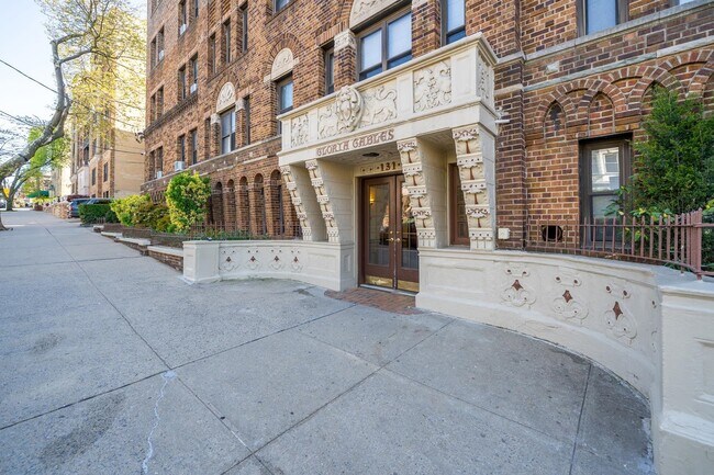 Primary Photo - 131 Kensington Ave