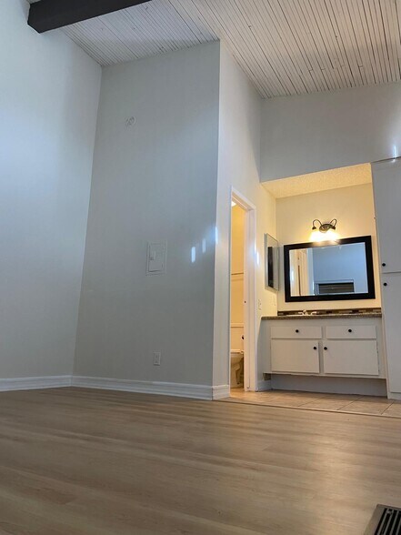 Building Photo - 5460 White Oak Ave