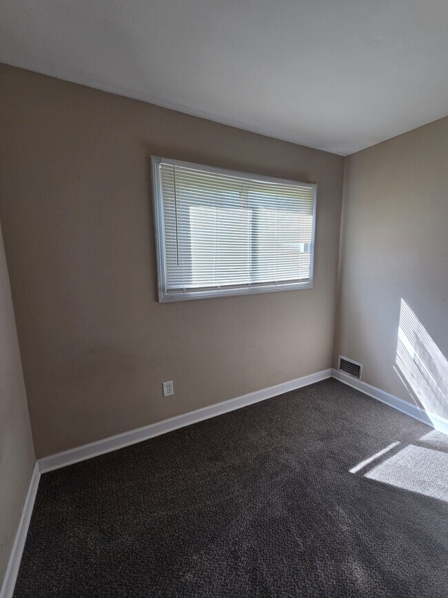 Building Photo - 16136 Log Cabin St