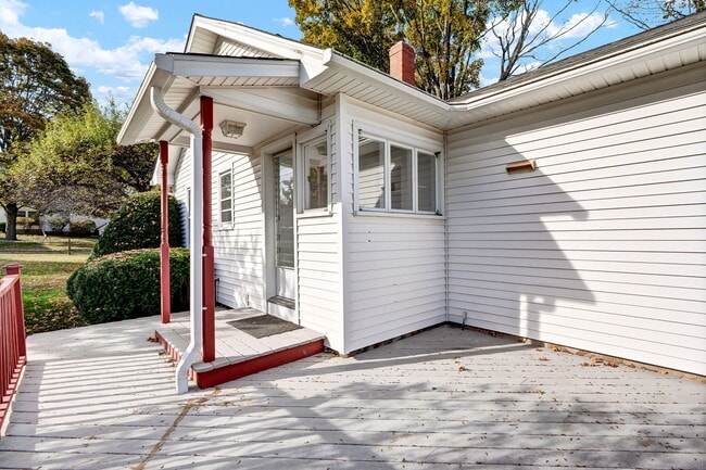 Building Photo - 69 Westledge Rd