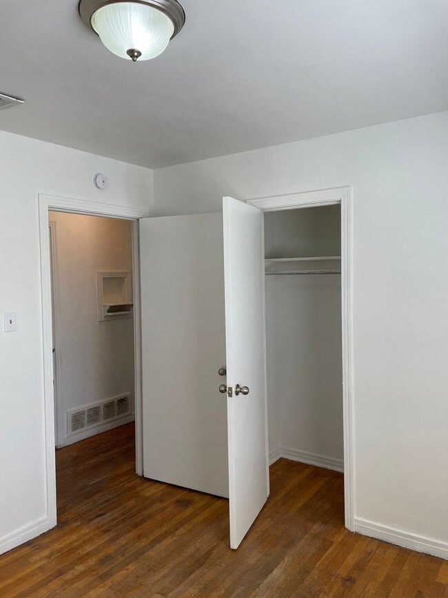 Building Photo - Available Now! *Pet Restrictions* 3 Bedroo...
