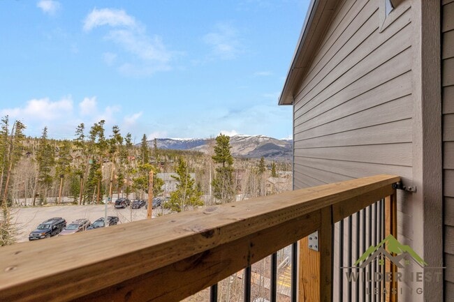 Building Photo - Treehouse Condo - 3rd floor Modern 2 Bedro...