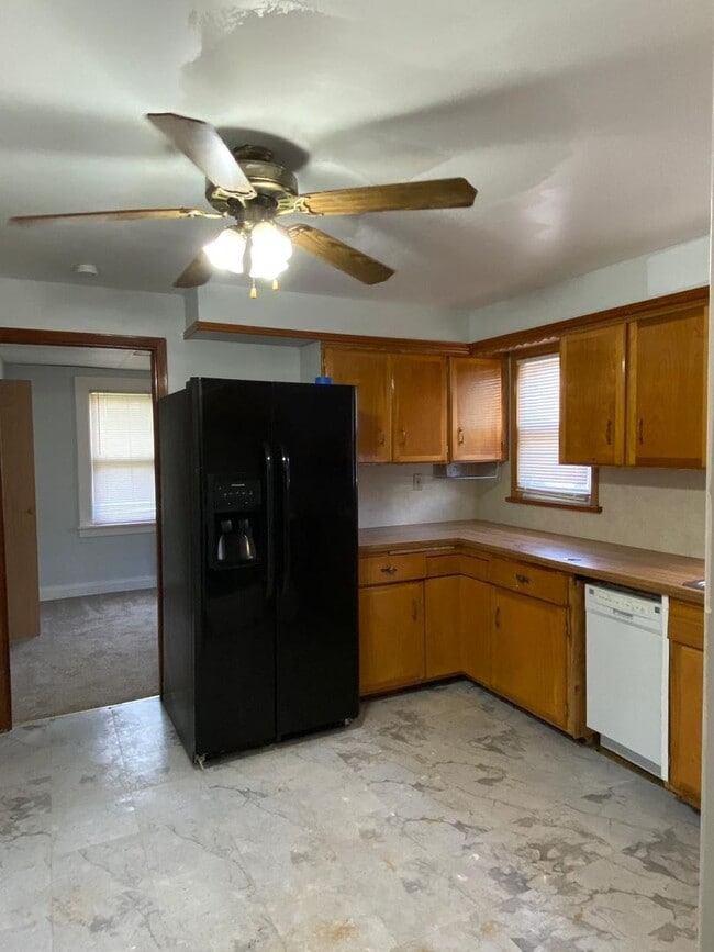 Building Photo - Charming Single-Family Home for Rent in Bedford — Quiet Street, Great Location!