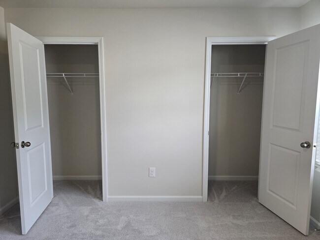 Building Photo - 3156 Fall Hills Dr