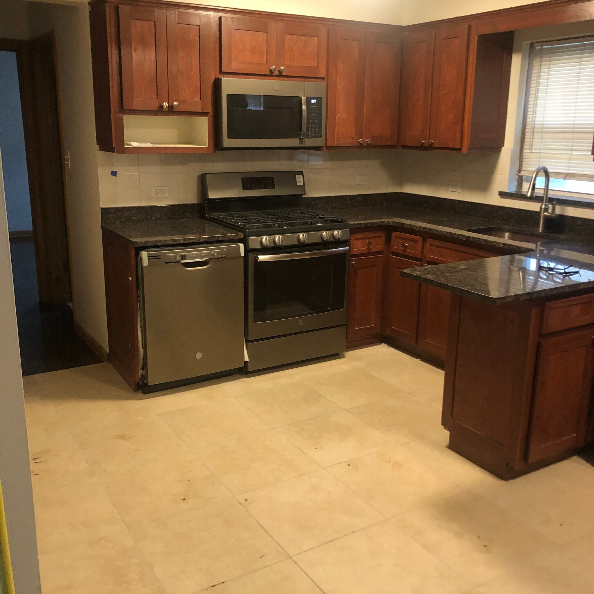 kitchen - 5755 W Lawrence Ave