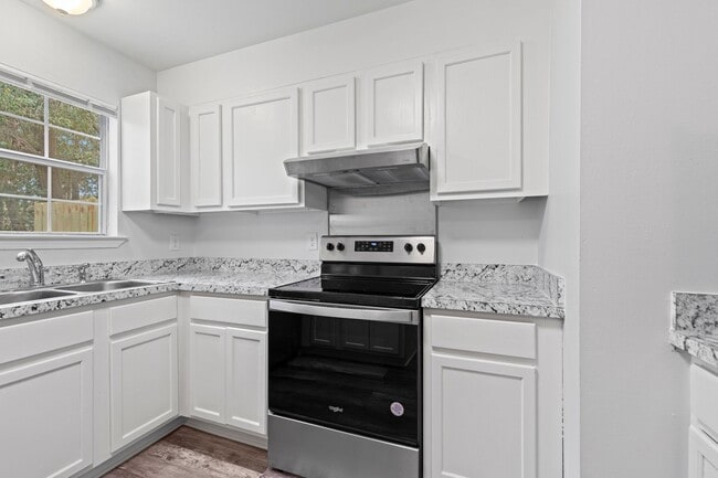 Building Photo - Beautifully Updated Townhouse