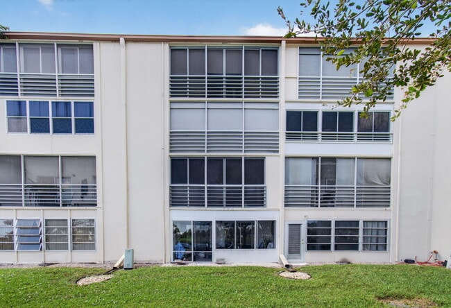Building Photo - 2048 Newcastle A