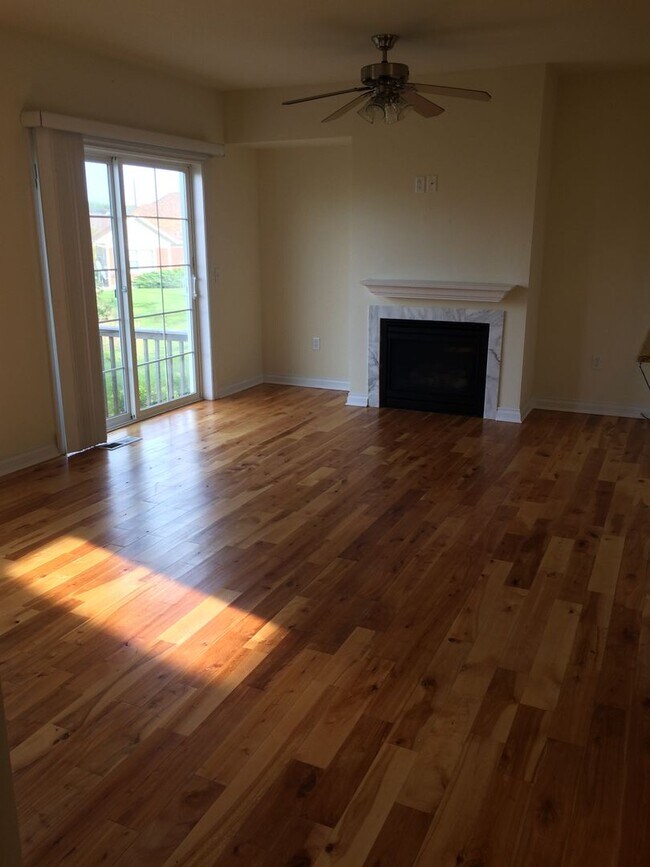 Building Photo - Fantastic 2-Bedroom, 1 3/4-bathroom, 2-car...