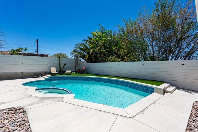 Building Photo - Contemporary Birdland Residence