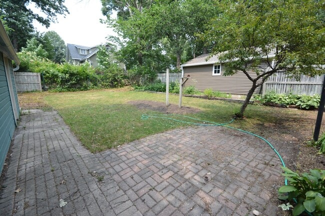 Building Photo - Beautiful 4 Bedroom With Modern and Unique...