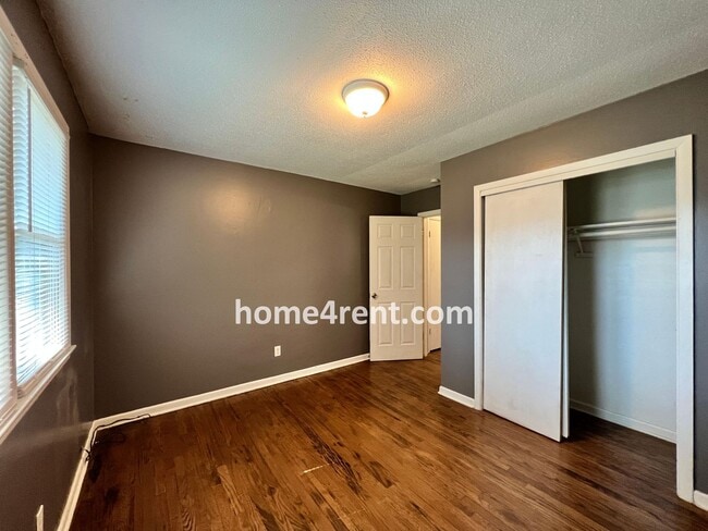 Building Photo - Attractive Lee's Summit Half Duplex w/ Lots of Natural Light and Spacious Bedrooms!