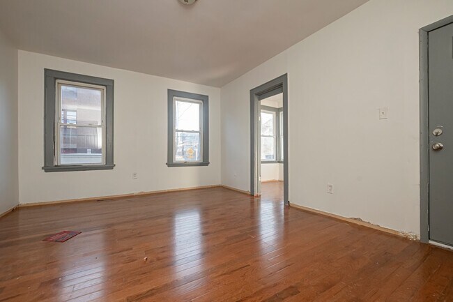 Building Photo - 76 Aldine St